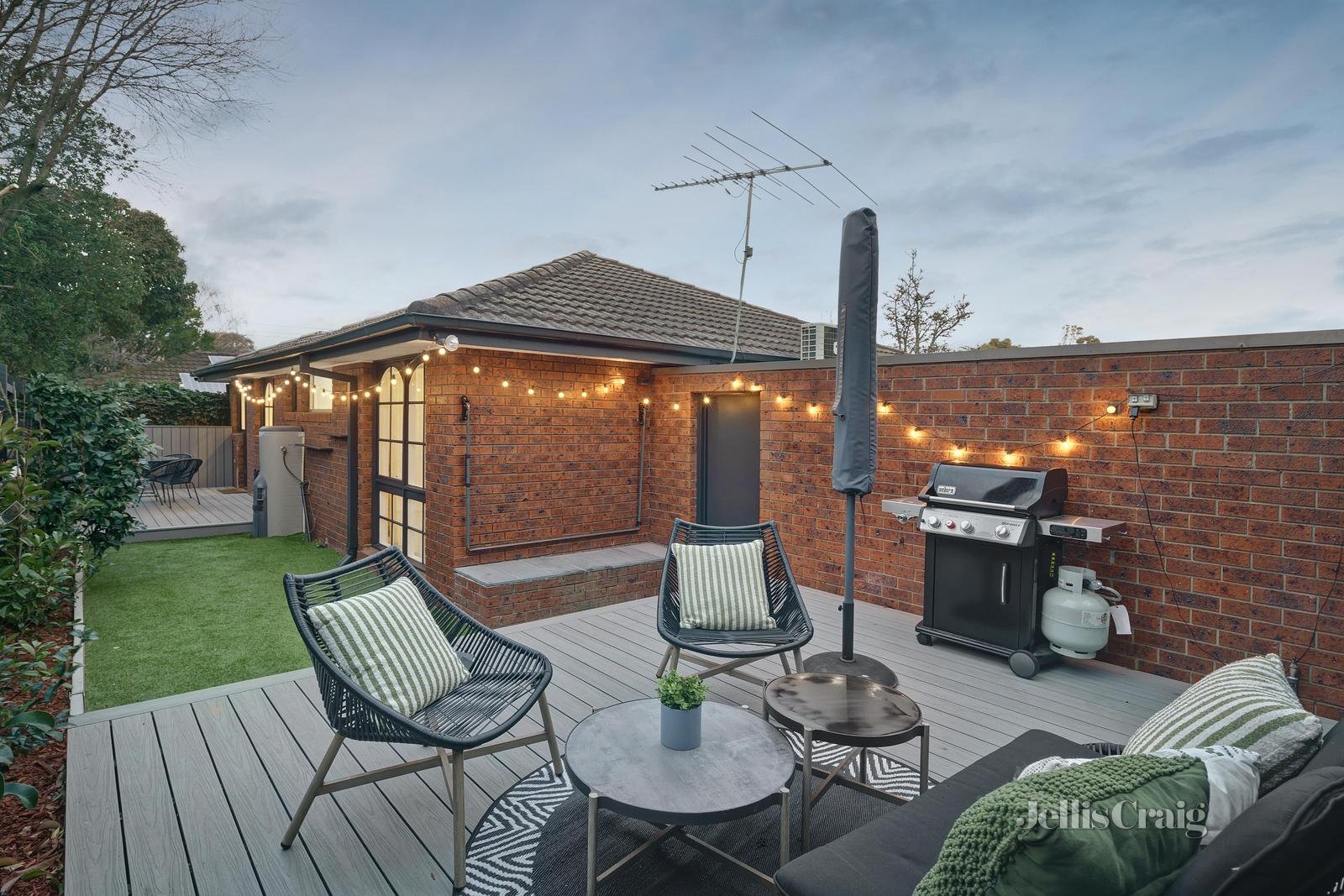 2/8 Florence Road, Surrey Hills image 5