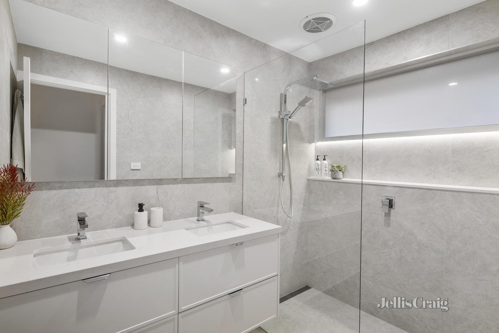 2/8 Florence Road, Surrey Hills image 8
