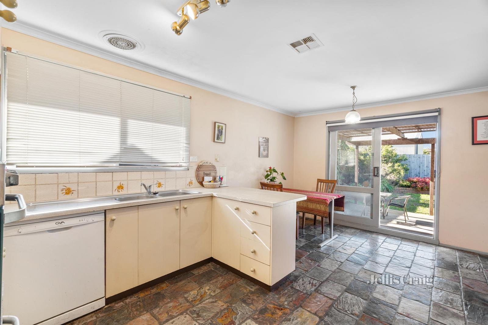 28 Franleigh Drive, Narre Warren image 3