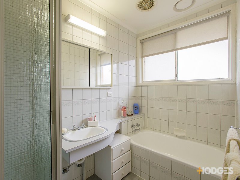 28 Gungarlan Drive, Keilor East image 4