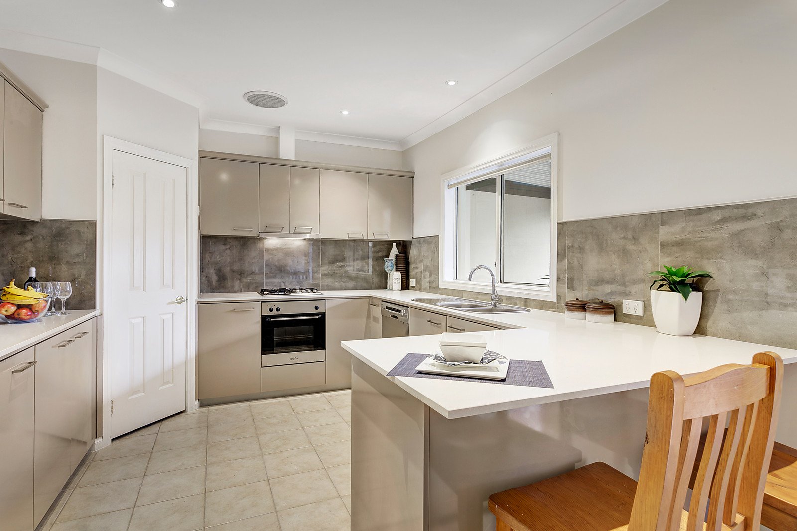 2/8 Hamilton Road, Bayswater North image 2