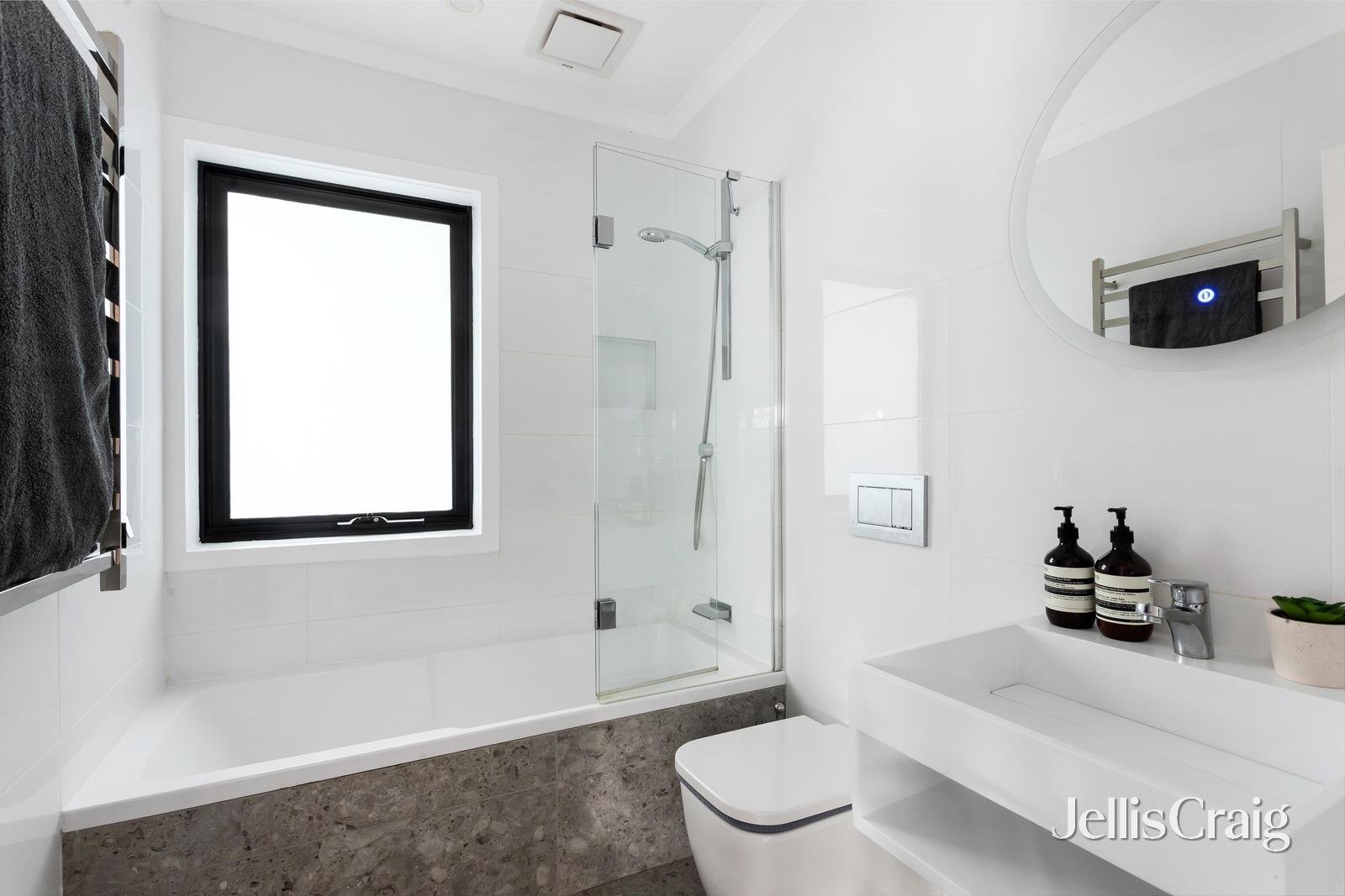2/8 Hamilton Street, Kew East image 6