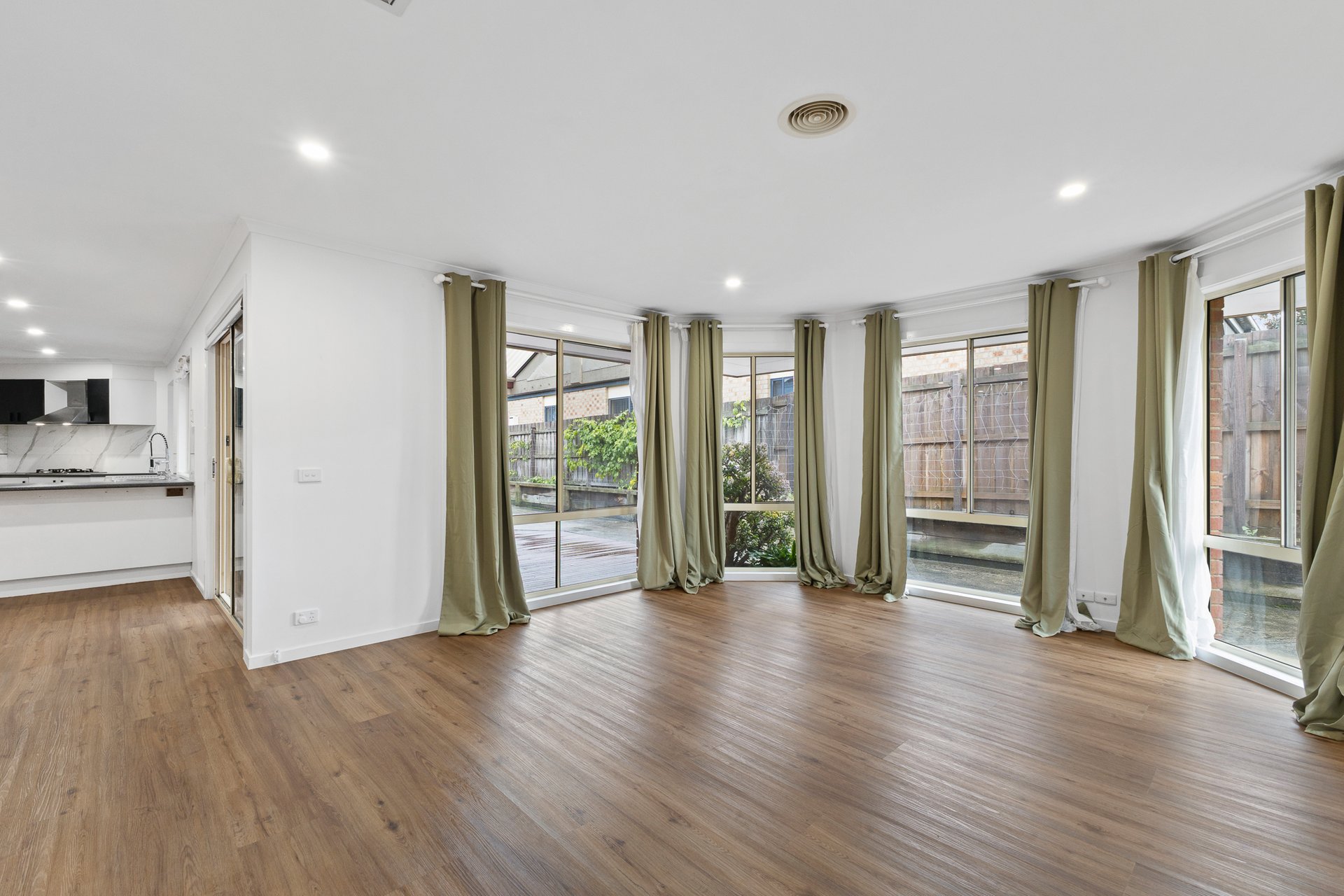 28 Hasluck Crescent, Lynbrook image 2