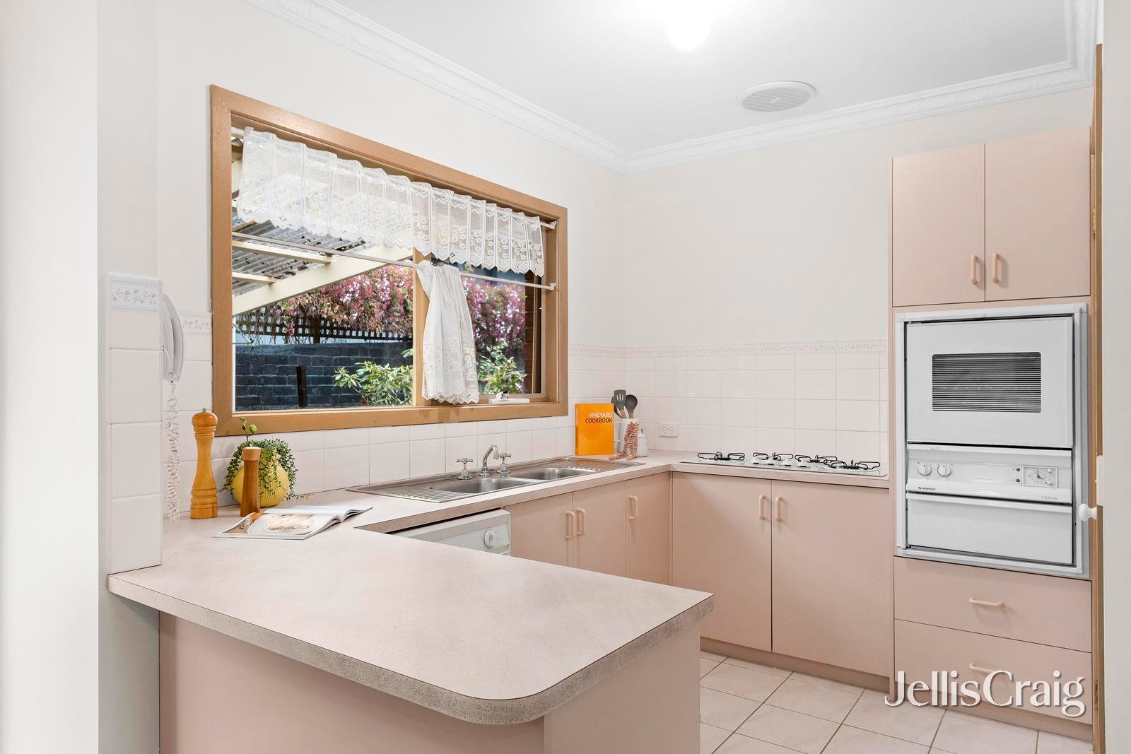 2/8 Highbury Street, Balwyn North image 6