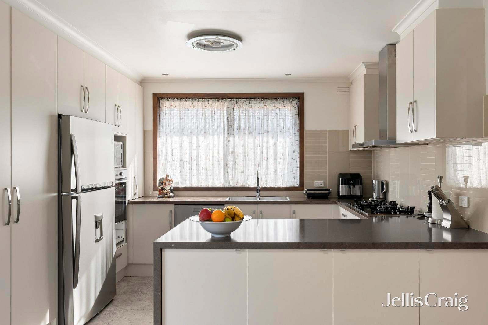 28 Highland Avenue, Mitcham image 2