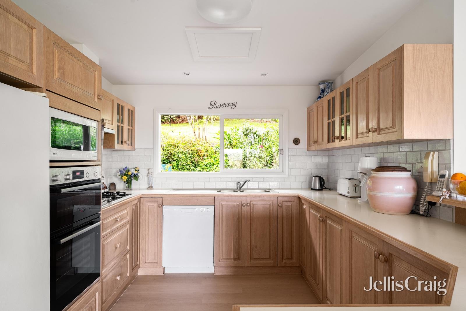 28 Kent Hughes Road, Eltham image 5
