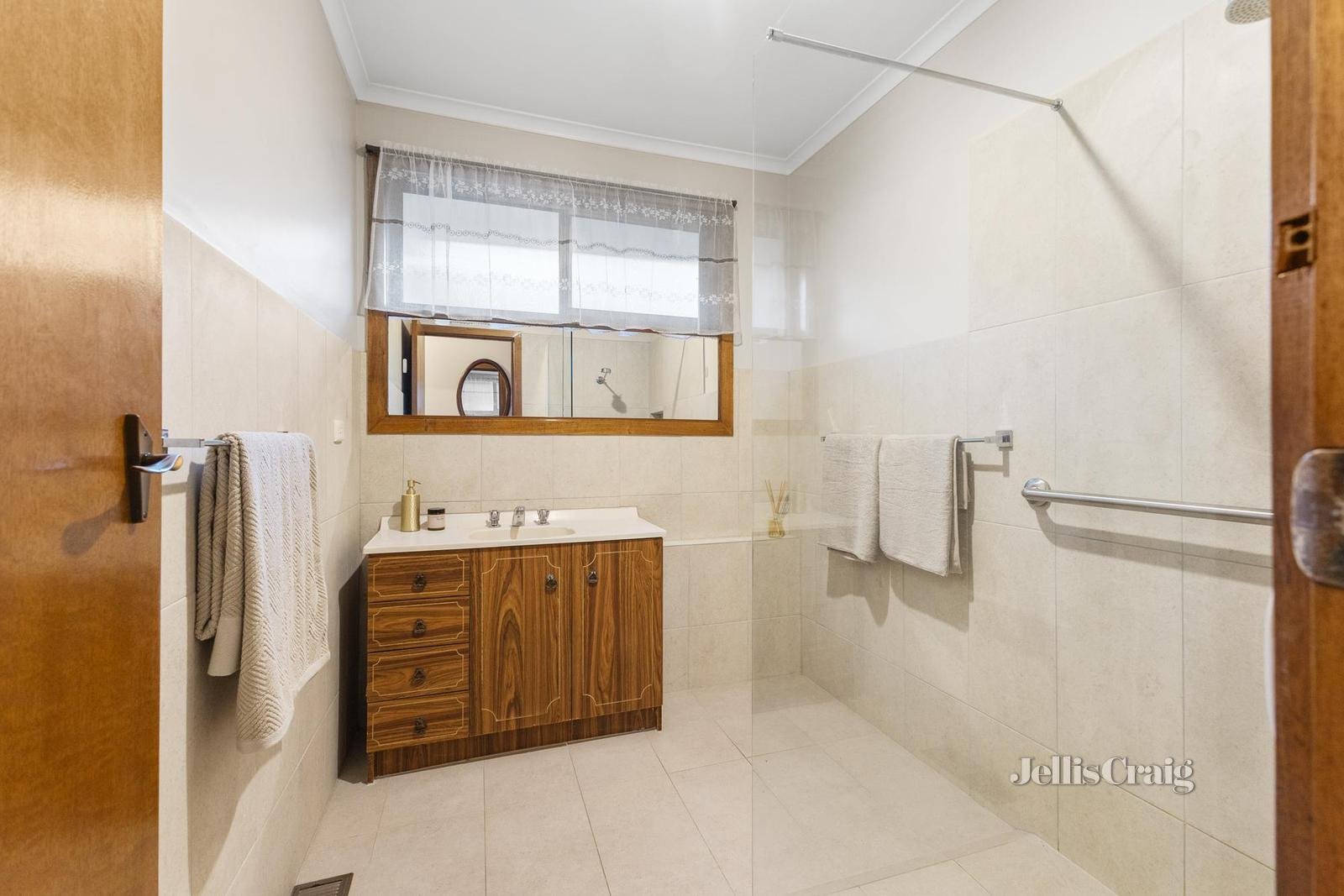 28 Leatherwood Crescent, Wheelers Hill image 11