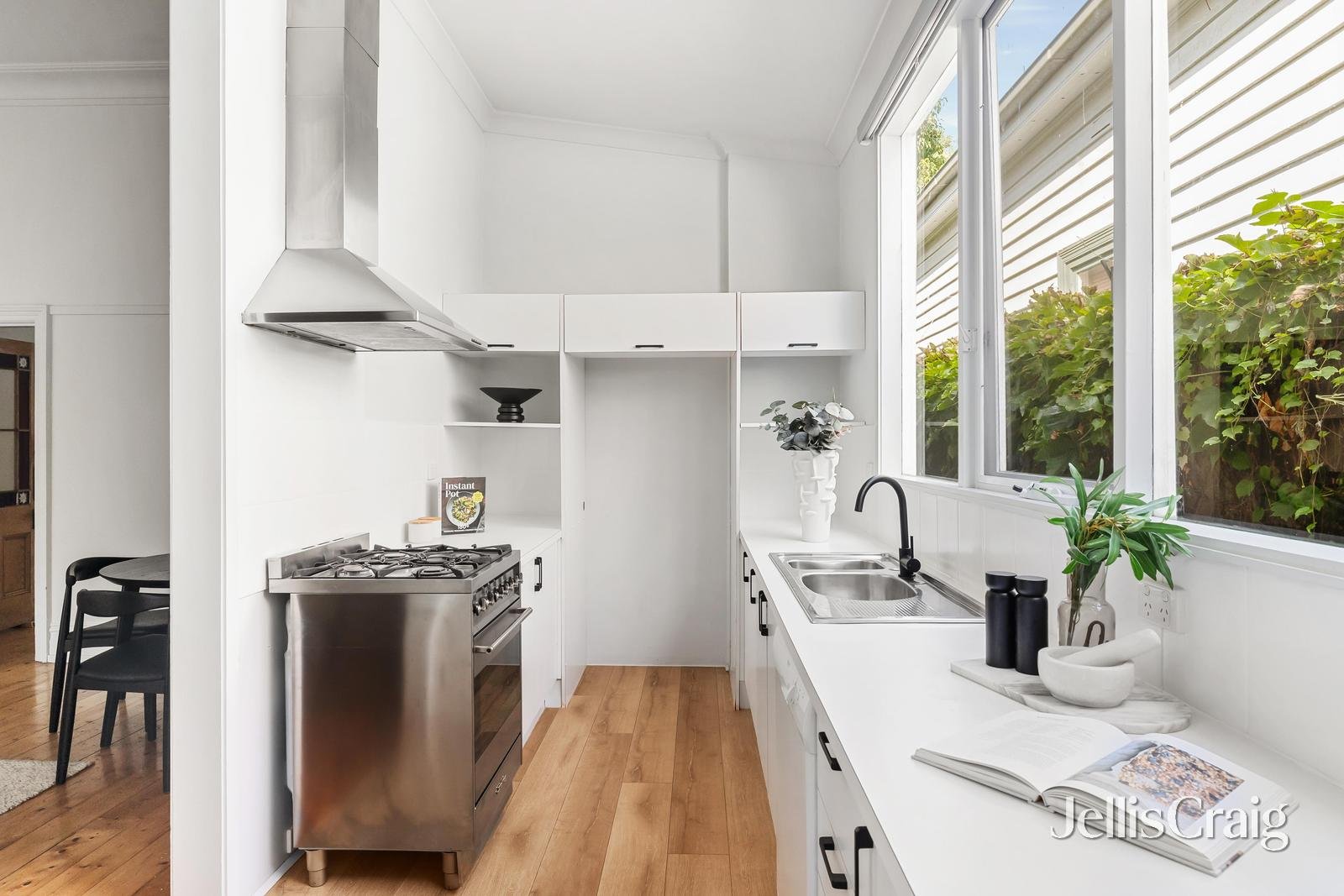 28 Loyola Grove, Richmond image 3