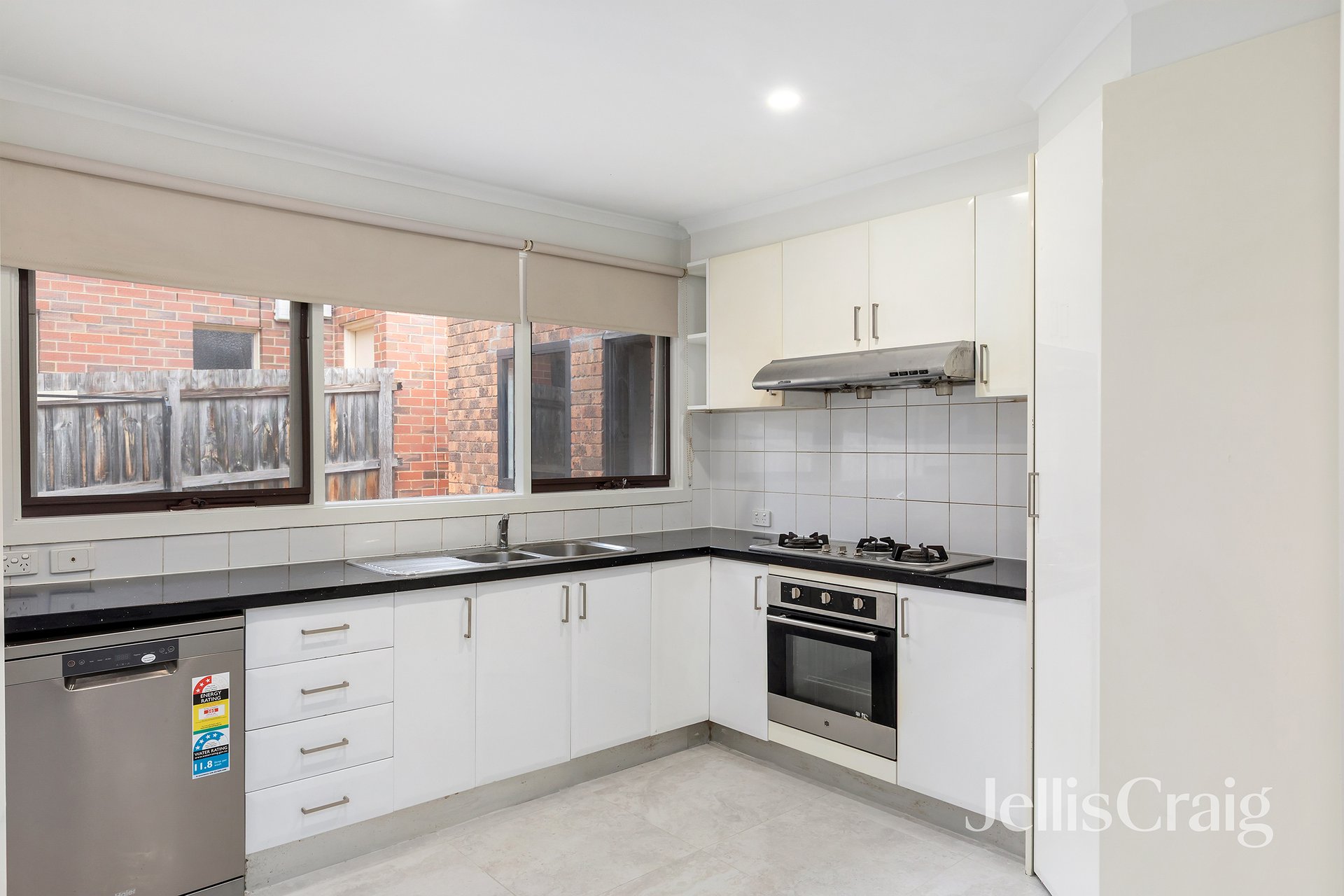 2/8 Manton Street, Heidelberg image 2