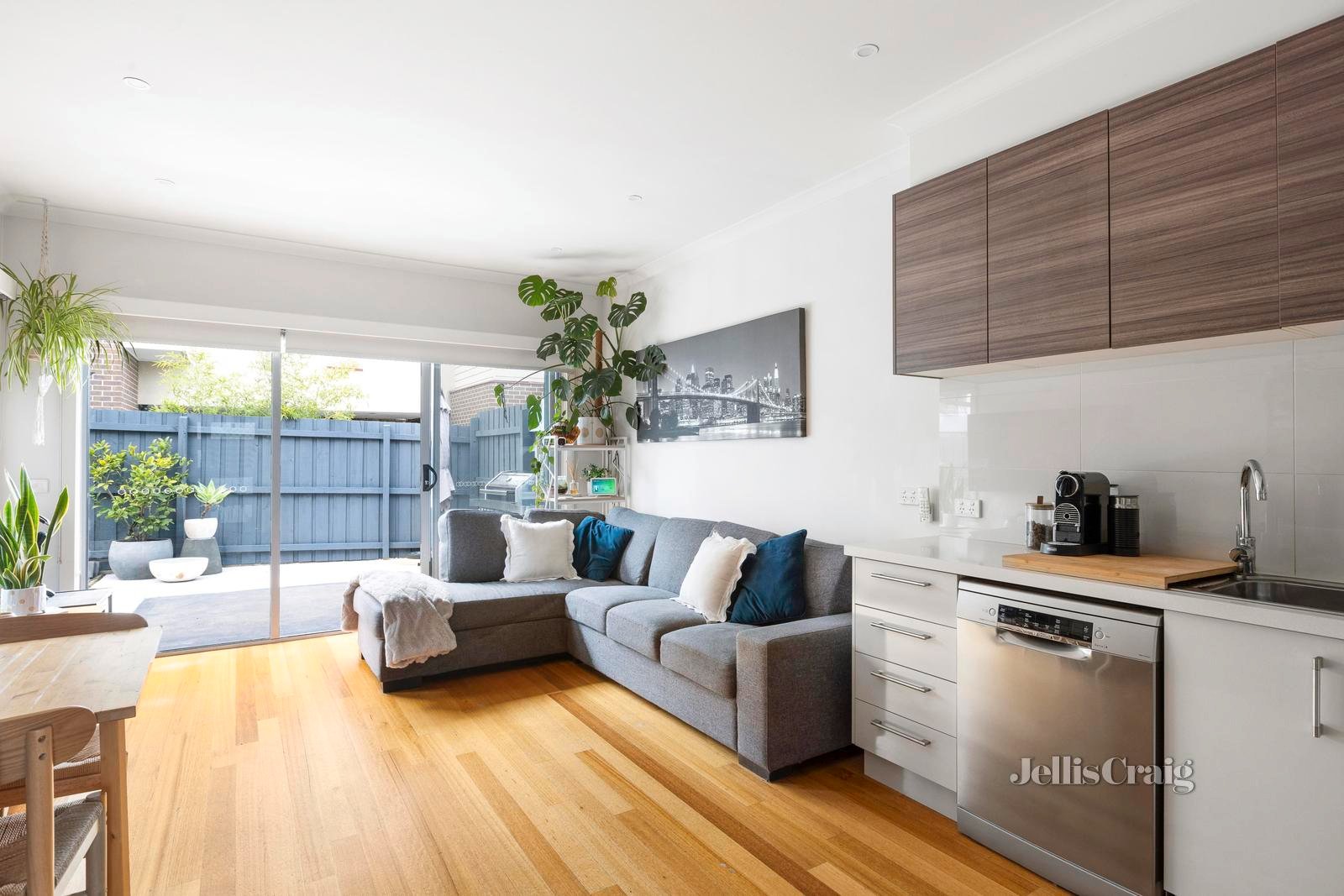 2/8 Miranda Road, Reservoir image 3