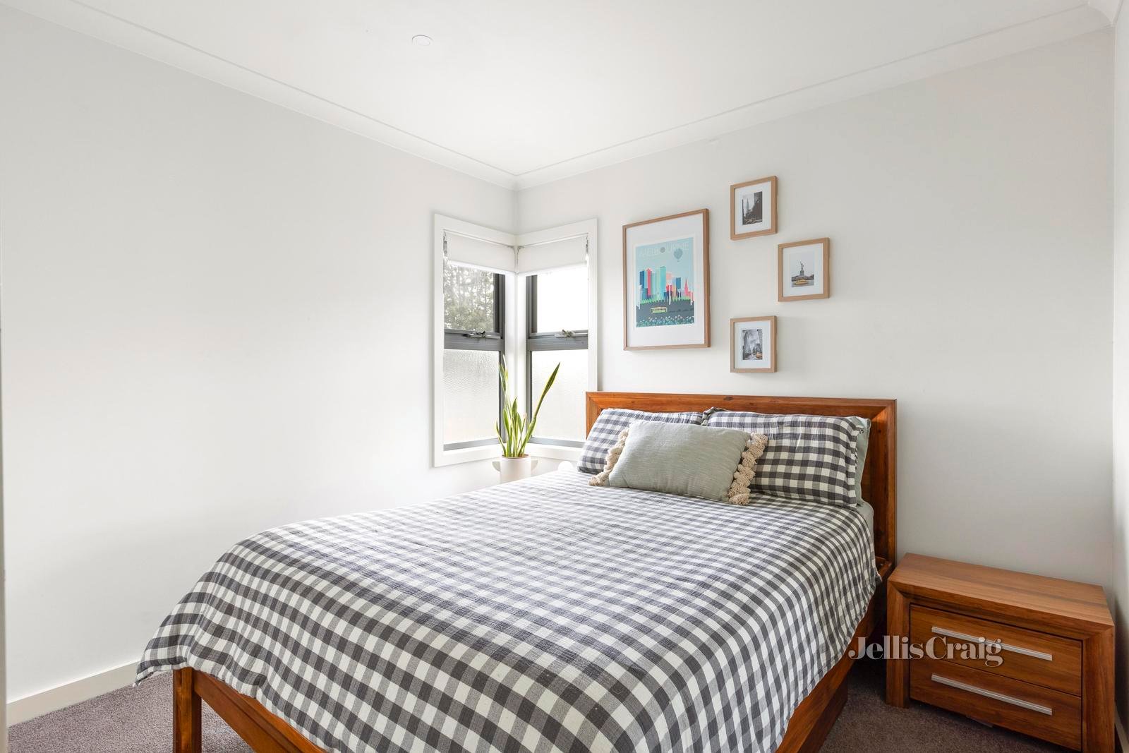 2/8 Miranda Road, Reservoir image 5