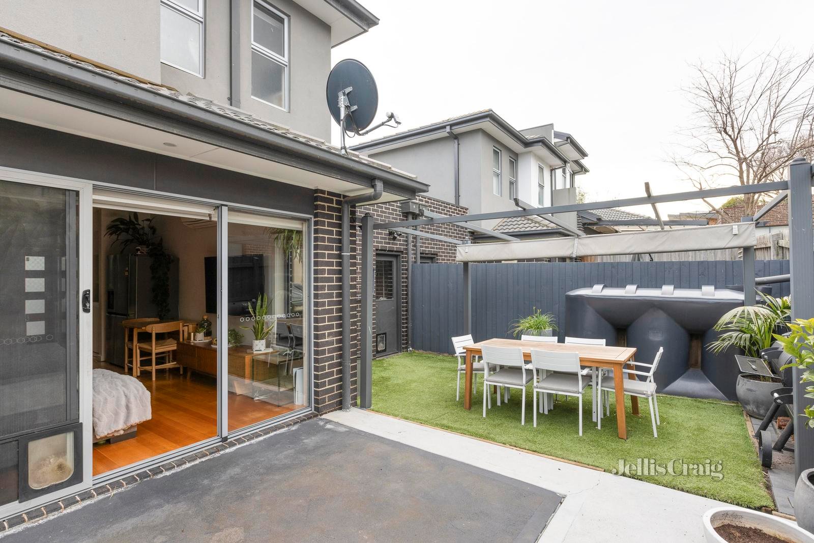 2/8 Miranda Road, Reservoir image 9