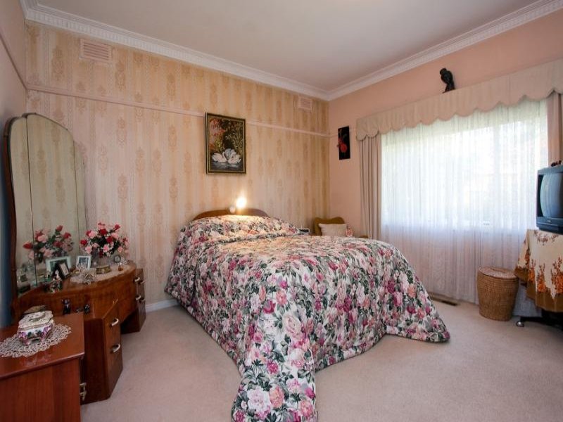 28 Mitchell Road, Mont Albert North image 4