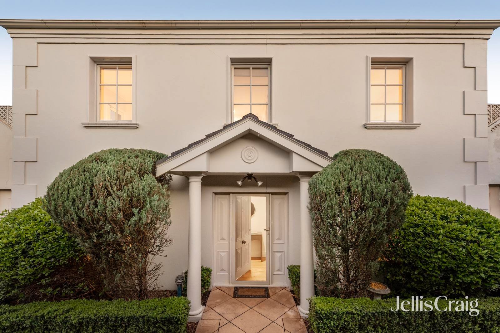 2/8 Paxton Street, Malvern&nbsp;East image 1
