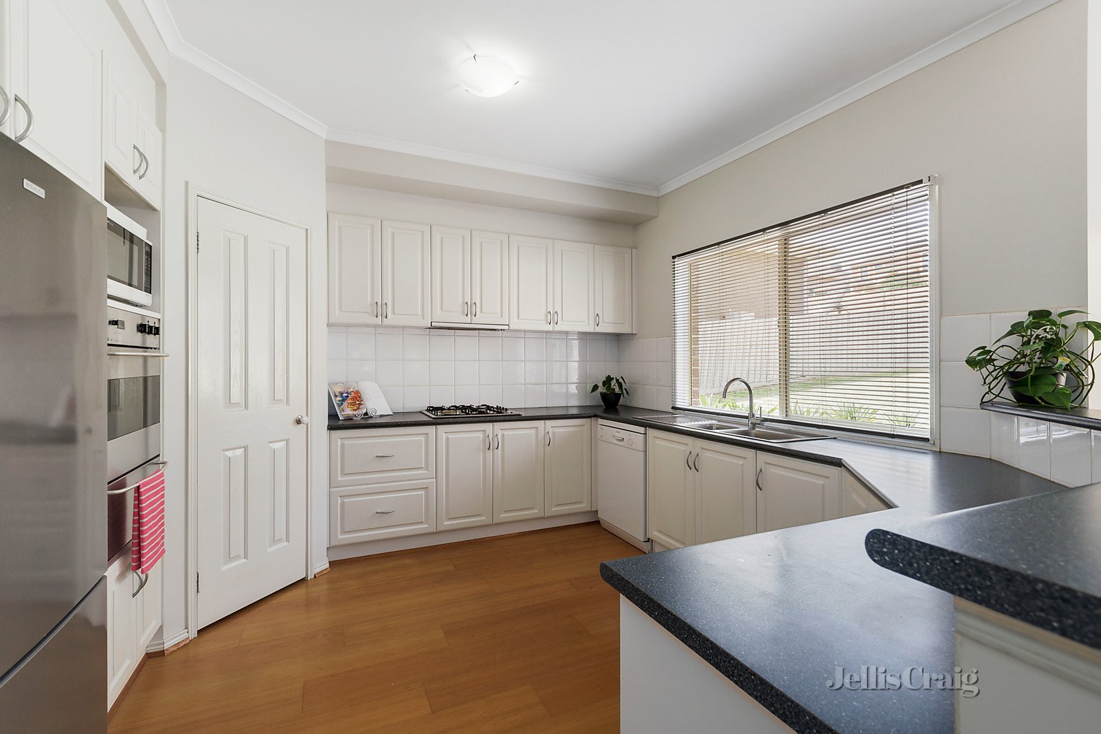 28 Pepperell Avenue, Glen Waverley image 3