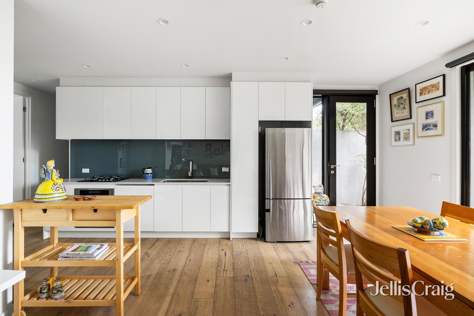 2/8 Railway Crescent, Bentleigh image 2