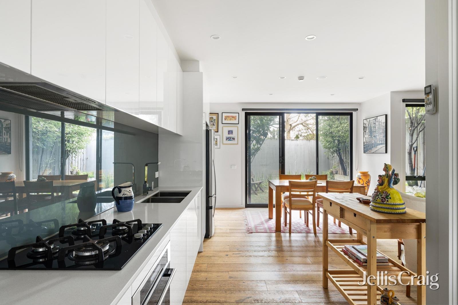 2/8 Railway Crescent, Bentleigh image 3