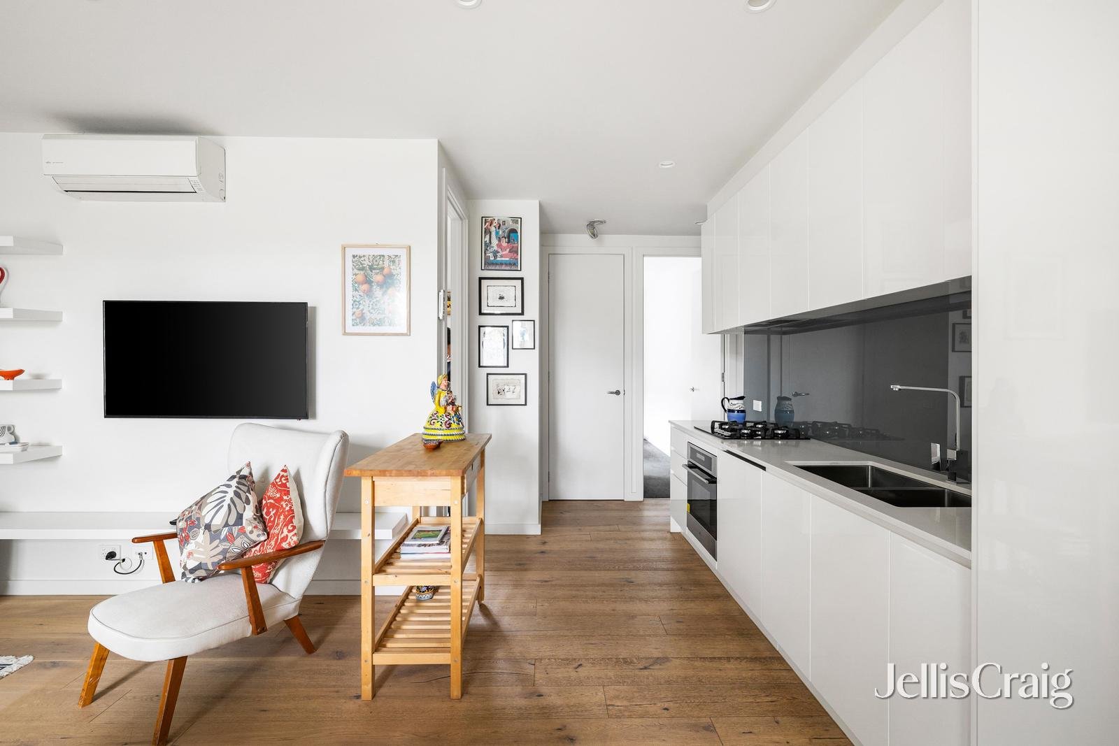 2/8 Railway Crescent, Bentleigh image 5