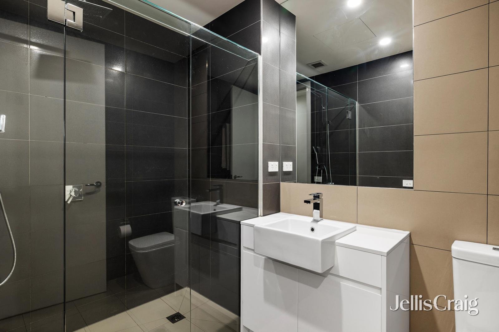 2/8 Railway Crescent, Bentleigh image 9