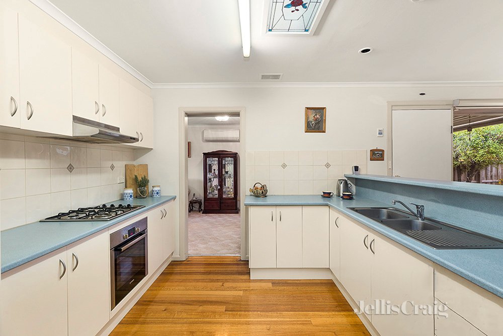 28 Sainsbury Avenue, Greensborough image 4