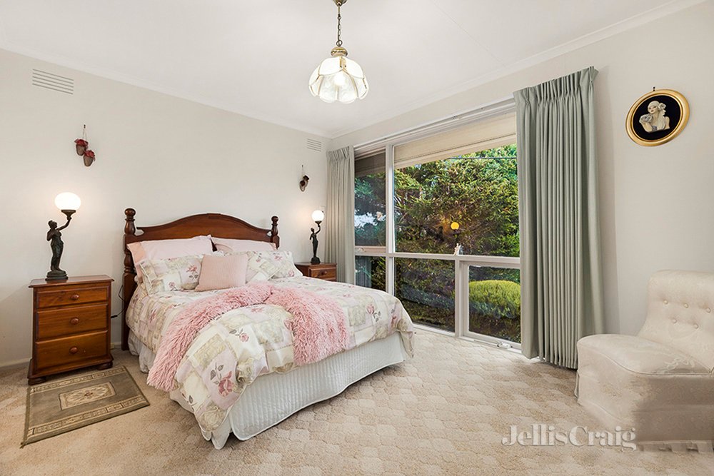 28 Sainsbury Avenue, Greensborough image 6