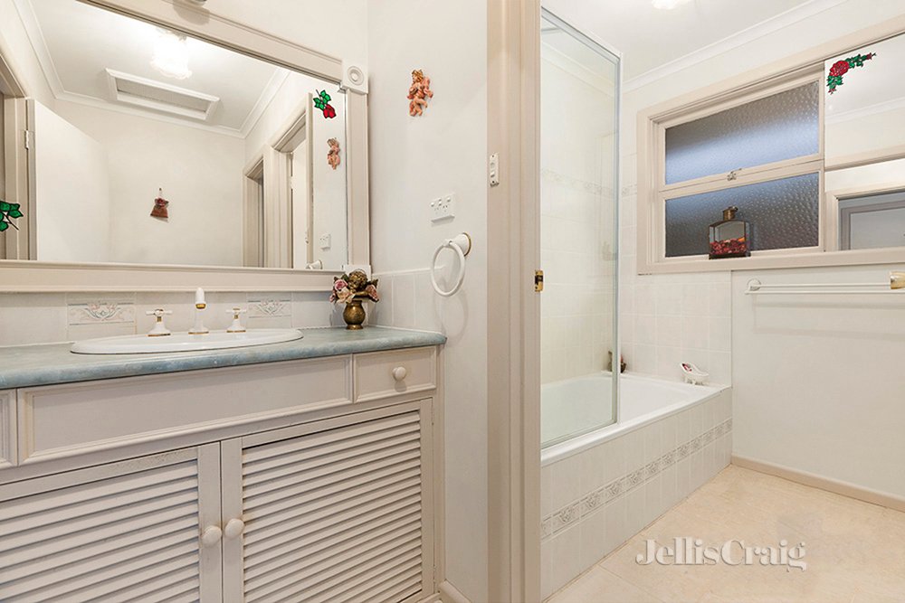 28 Sainsbury Avenue, Greensborough image 8