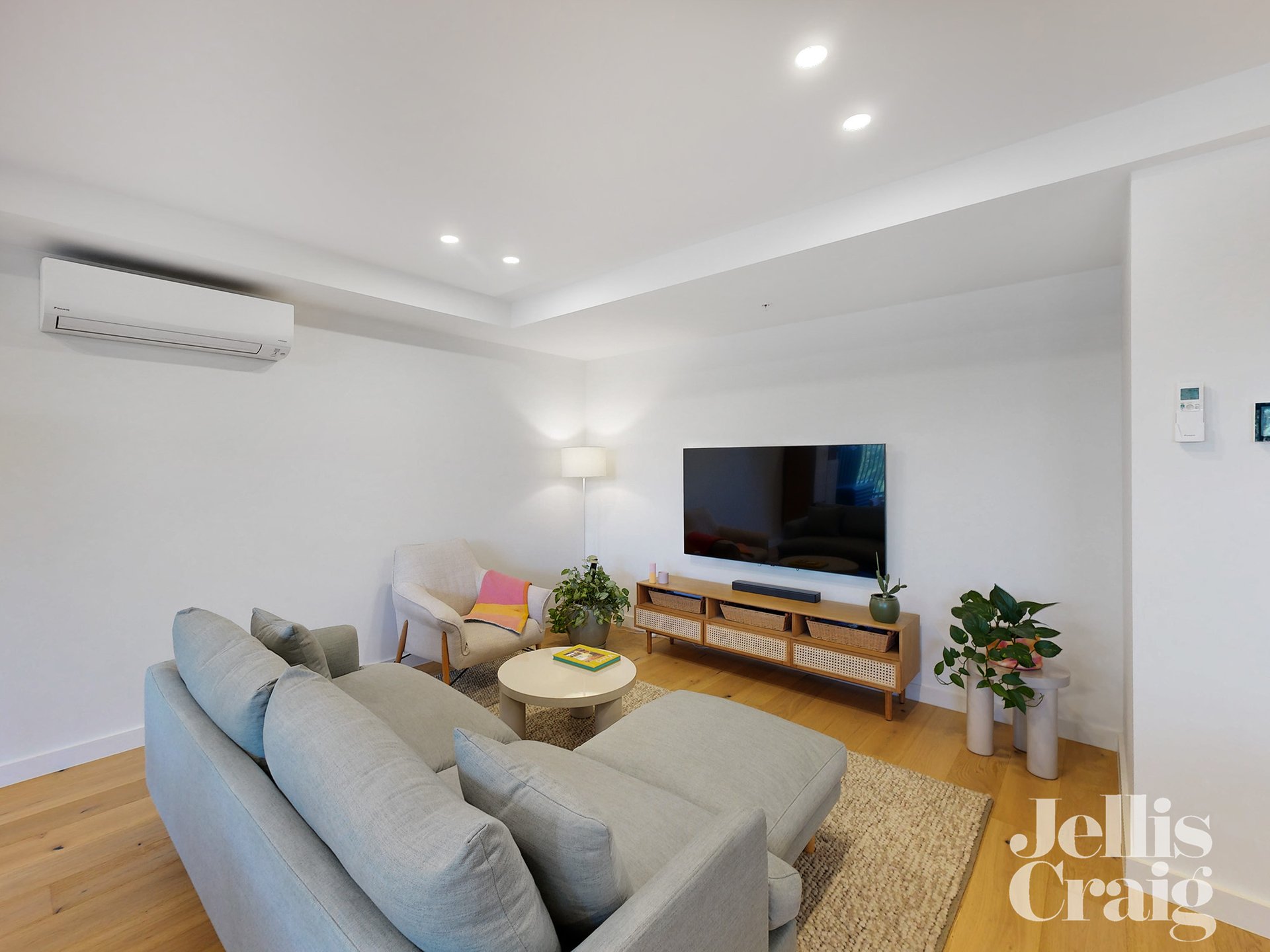 2/8 Sturt Street, Essendon image 8