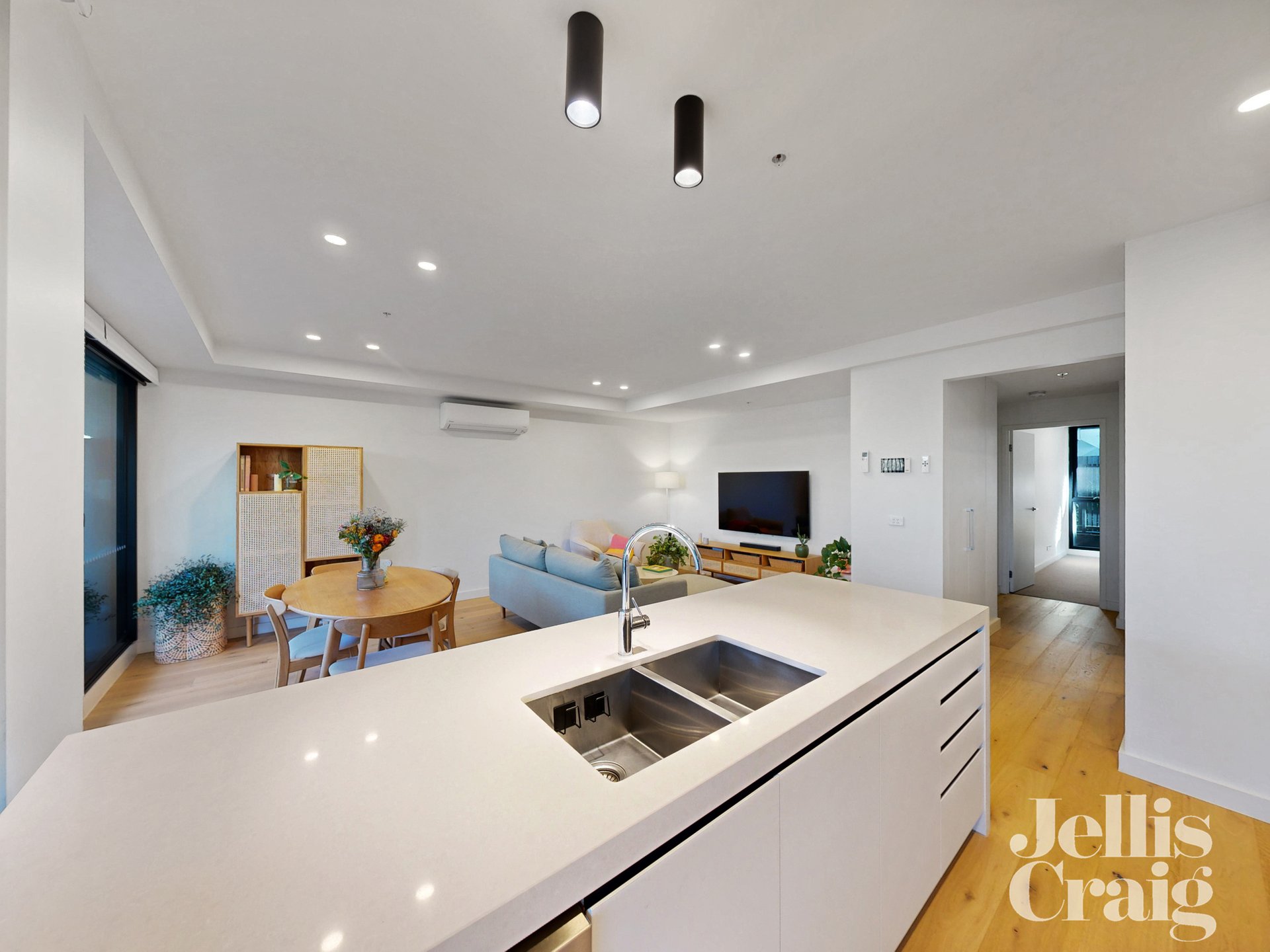 2/8 Sturt Street, Essendon image 6