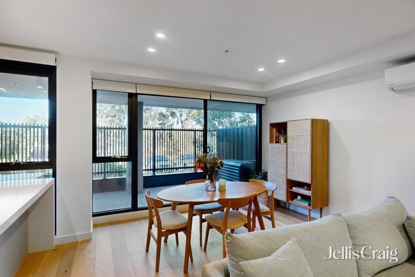 2/8 Sturt Street, Essendon image 2