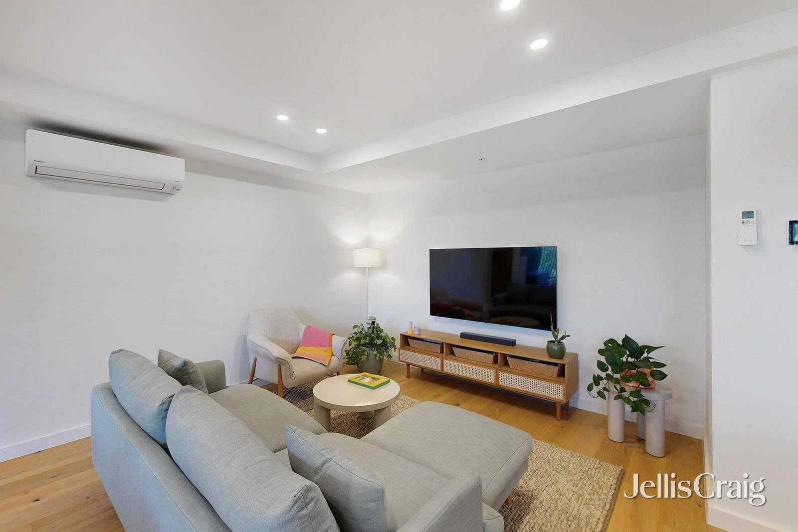 2/8 Sturt Street, Essendon image 3