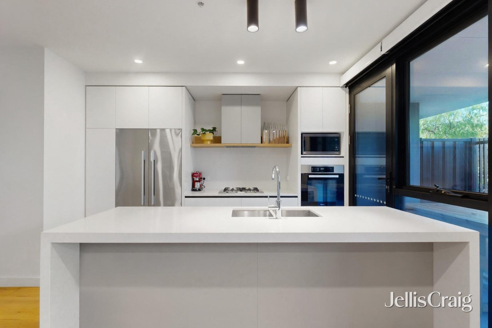 2/8 Sturt Street, Essendon image 4