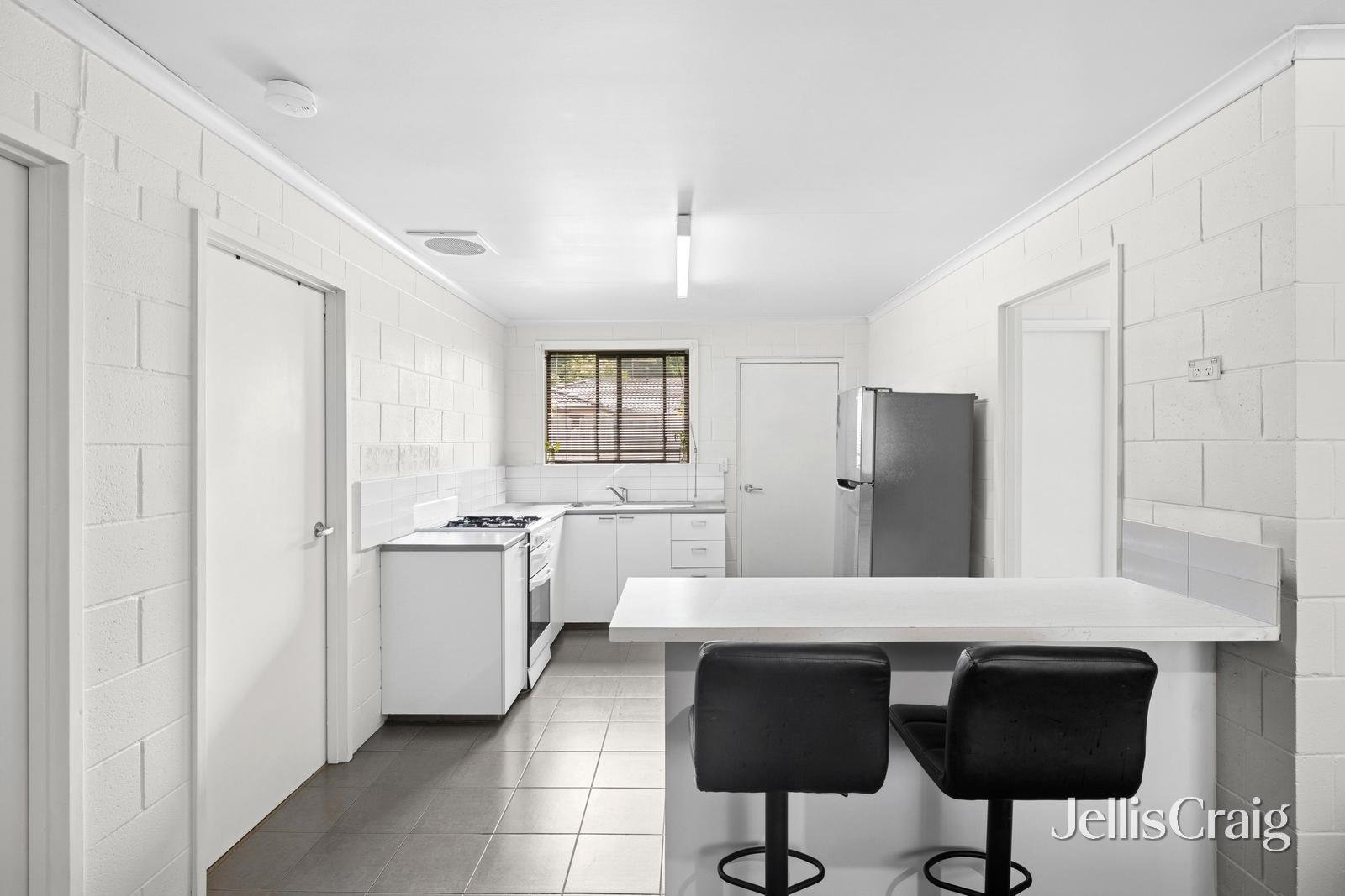 2/80 Beauchamp Street, Kyneton image 3