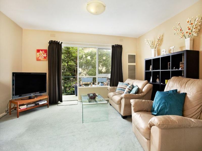 2/81 Park Street, St Kilda West image 2