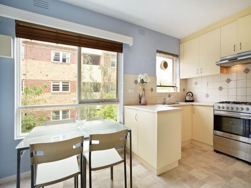 2/81 Park Street, St Kilda West image 4