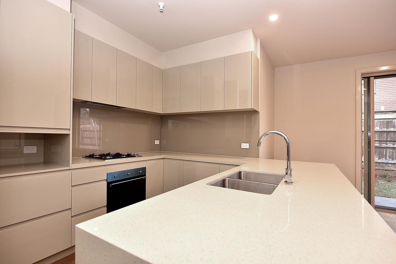 2/82 Essex Road, Mount Waverley image 1