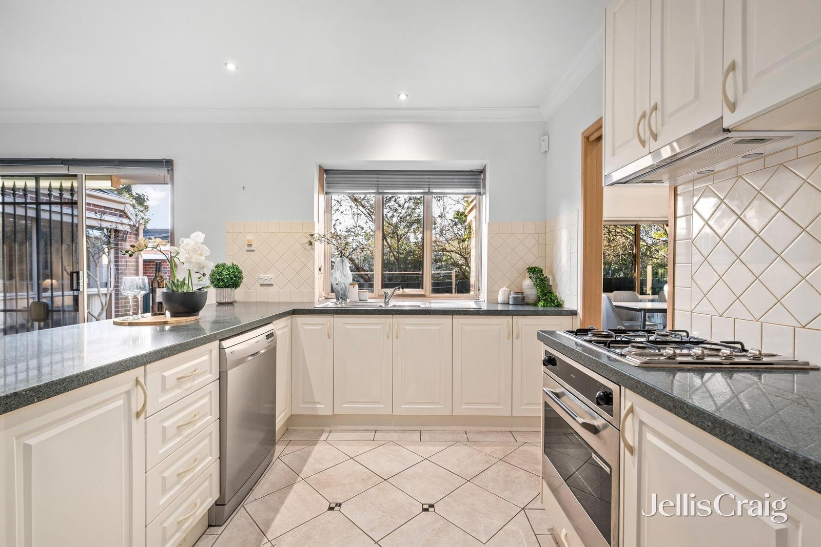 2/88 Main Street, Blackburn image 7