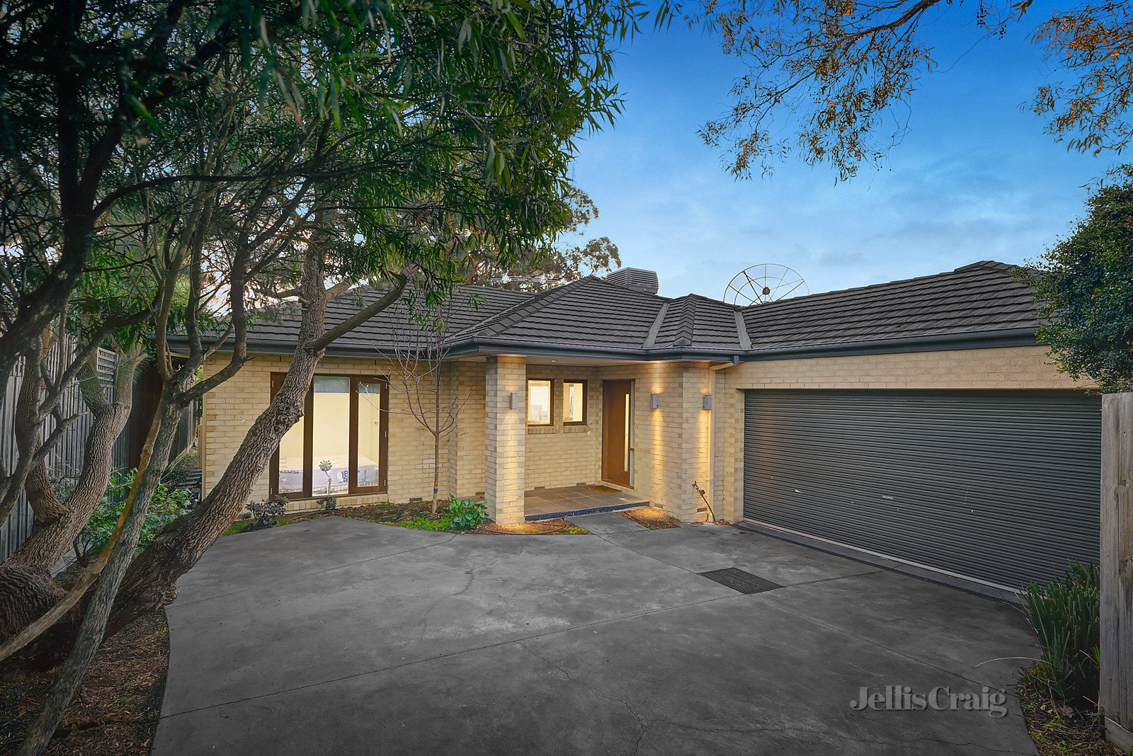 2/8a Cook Road, Mitcham image 1
