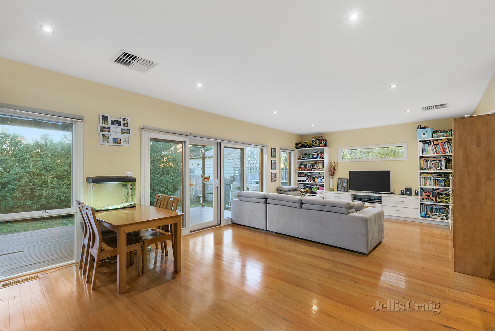 2/8a Cook Road, Mitcham image 2