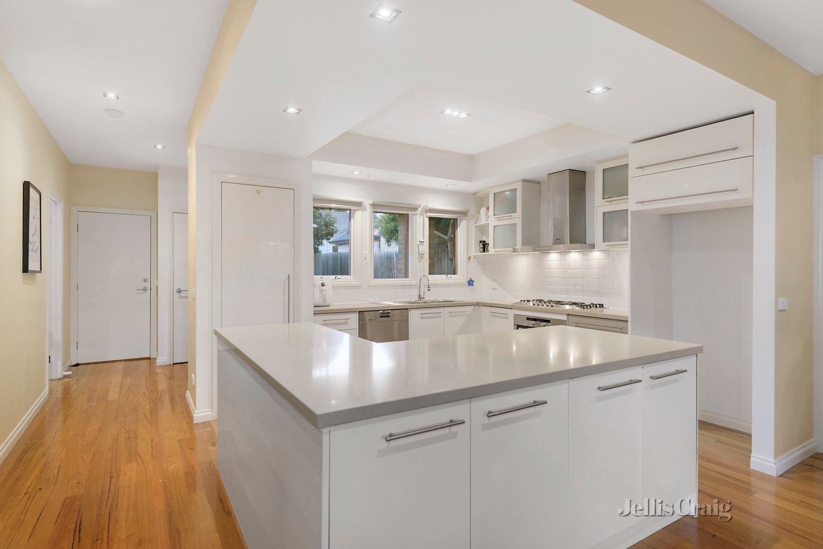 2/8a Cook Road, Mitcham image 3