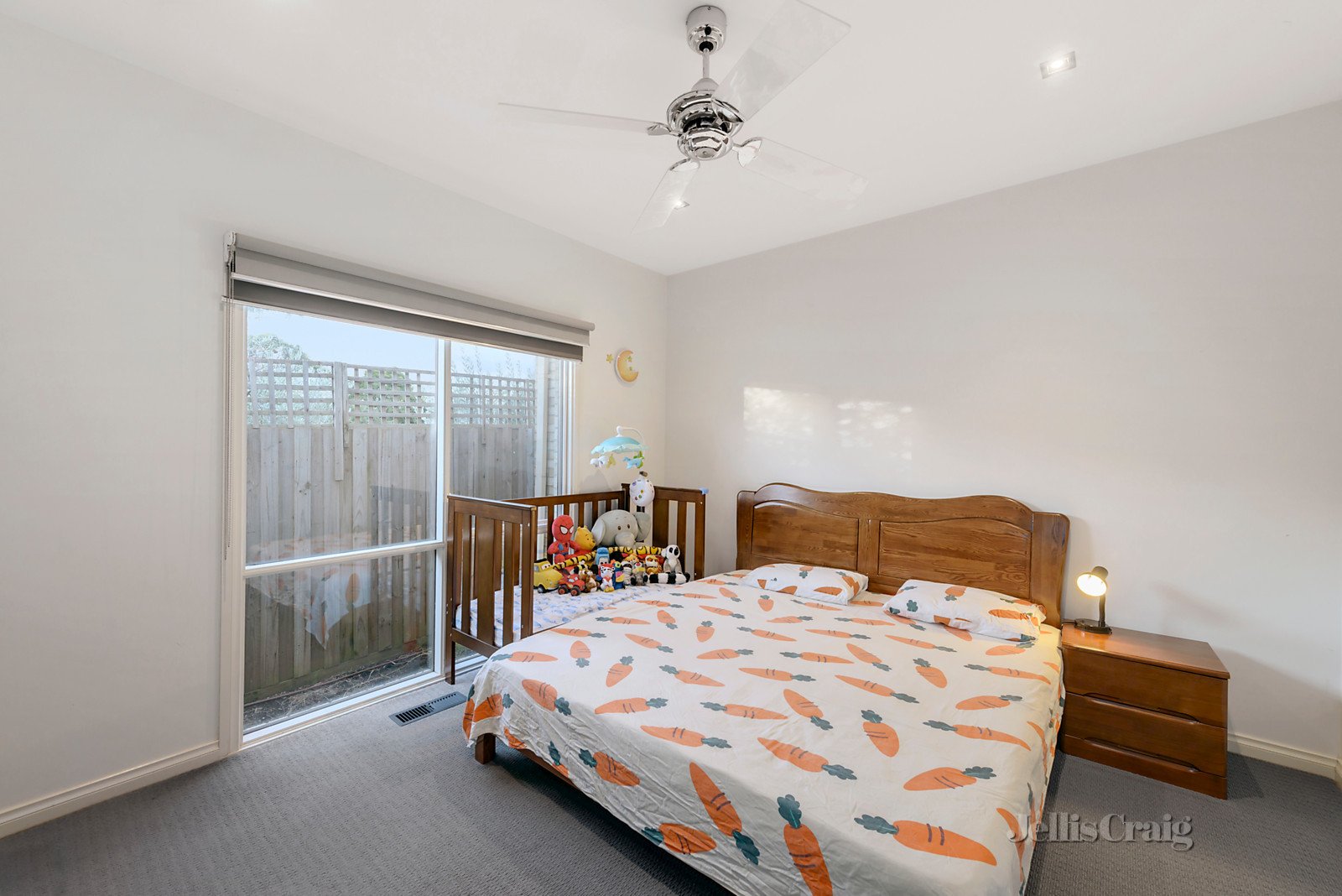 2/8a Cook Road, Mitcham image 5