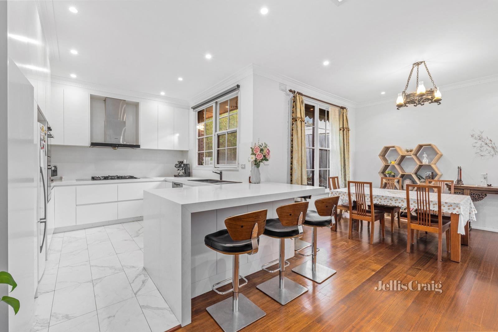 29 Caithness Crescent, Glen Waverley image 5