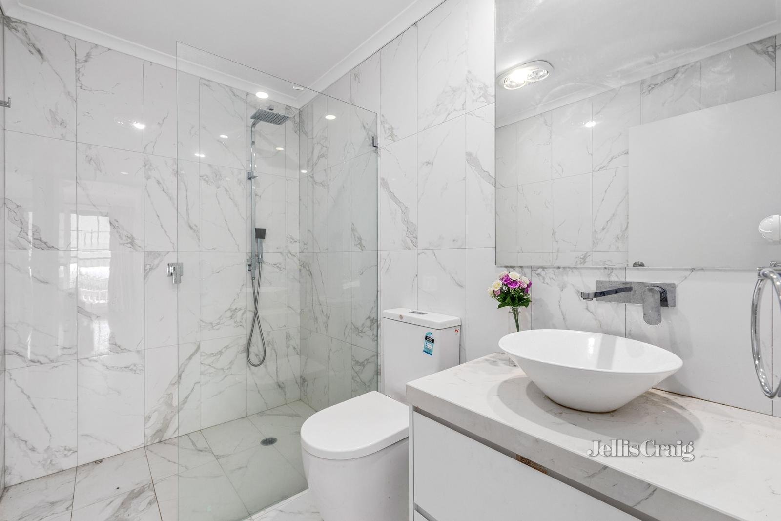 29 Caithness Crescent, Glen Waverley image 8