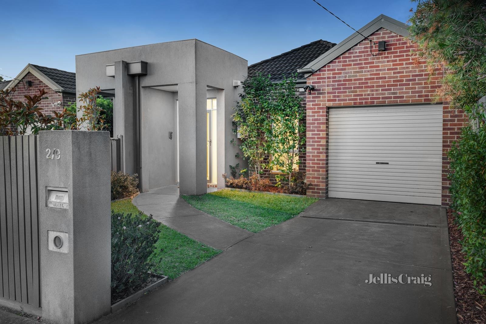 2/9 Clairmont Avenue, Bentleigh image 1