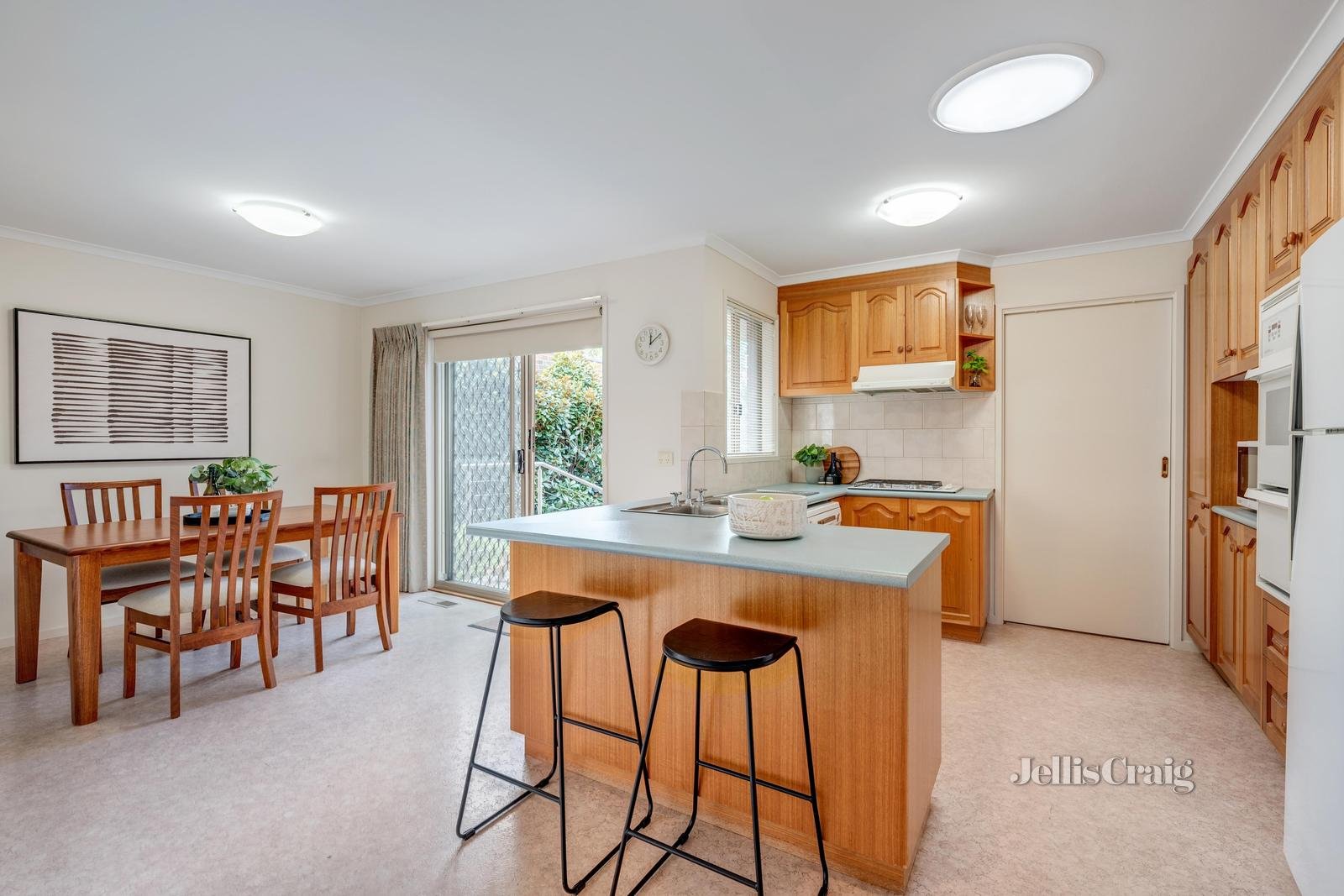 29 Jacqueline Road, Mount Waverley image 3