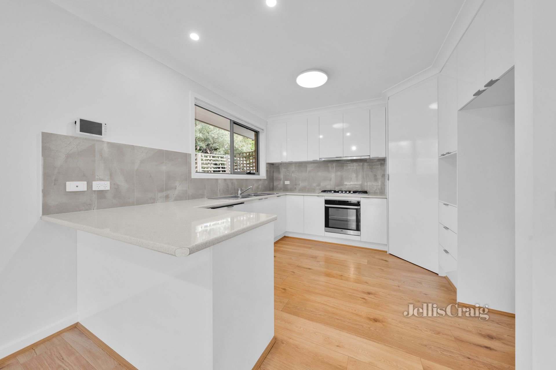 2/9 Montclair Avenue, Glen Waverley image 3