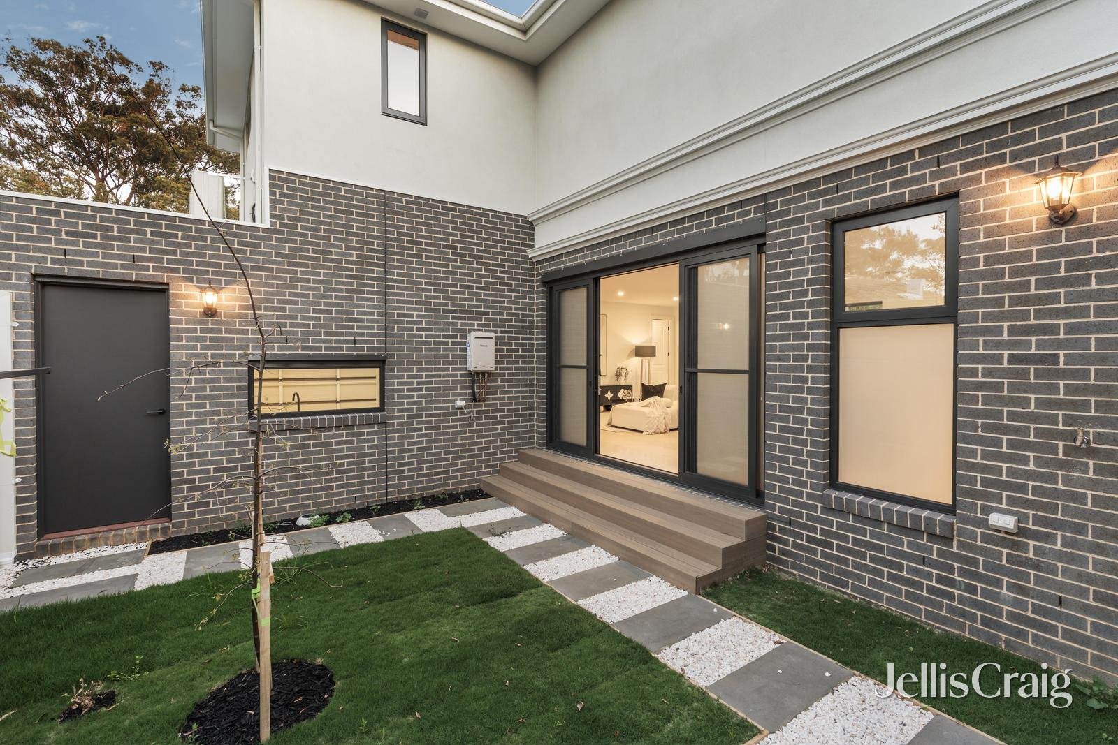 29 Rostrevor Parade, Mont Albert North image 10
