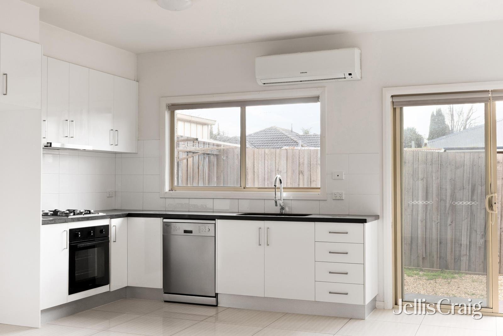 2/9 Shand Road, Reservoir image 2