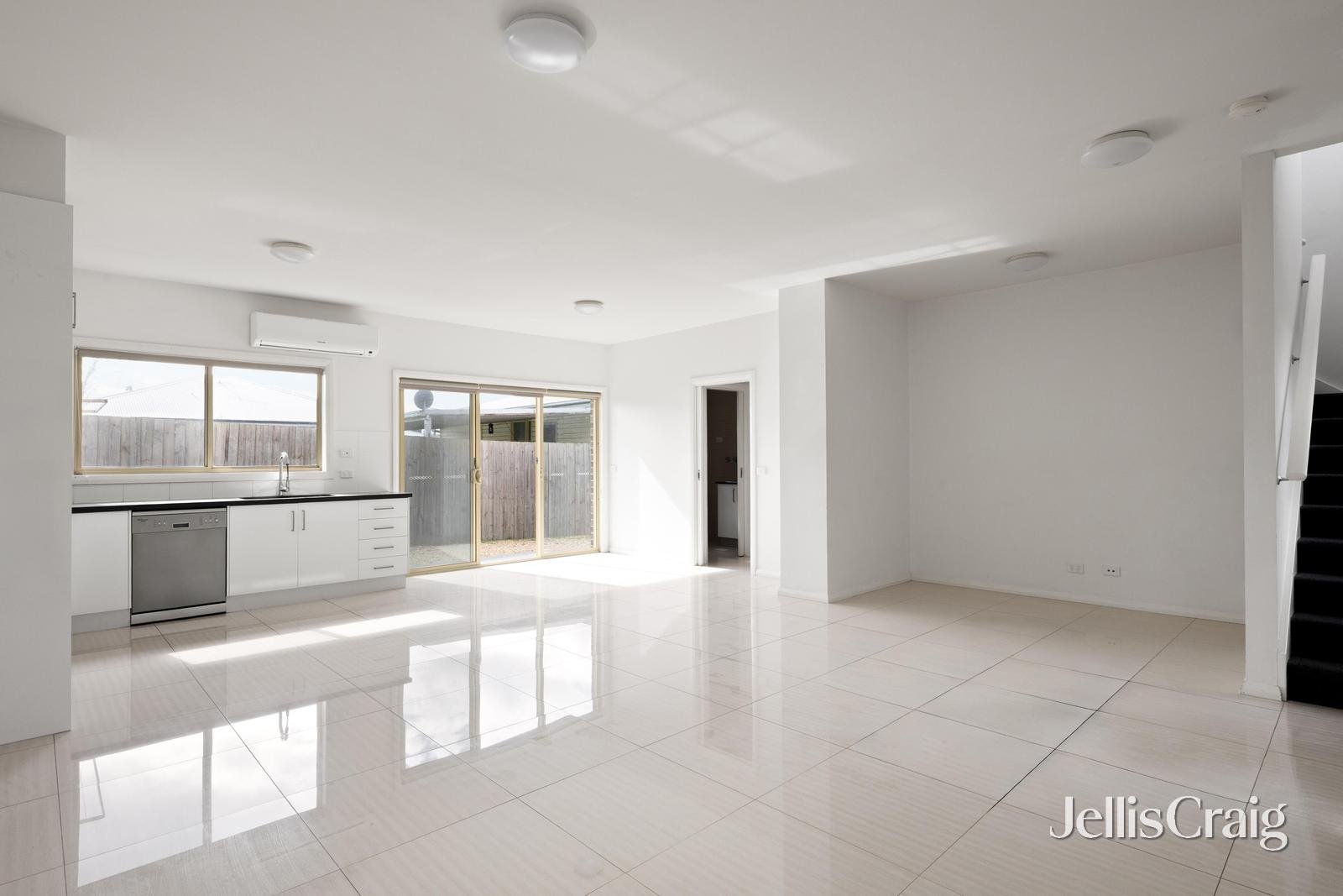 2/9 Shand Road, Reservoir image 4