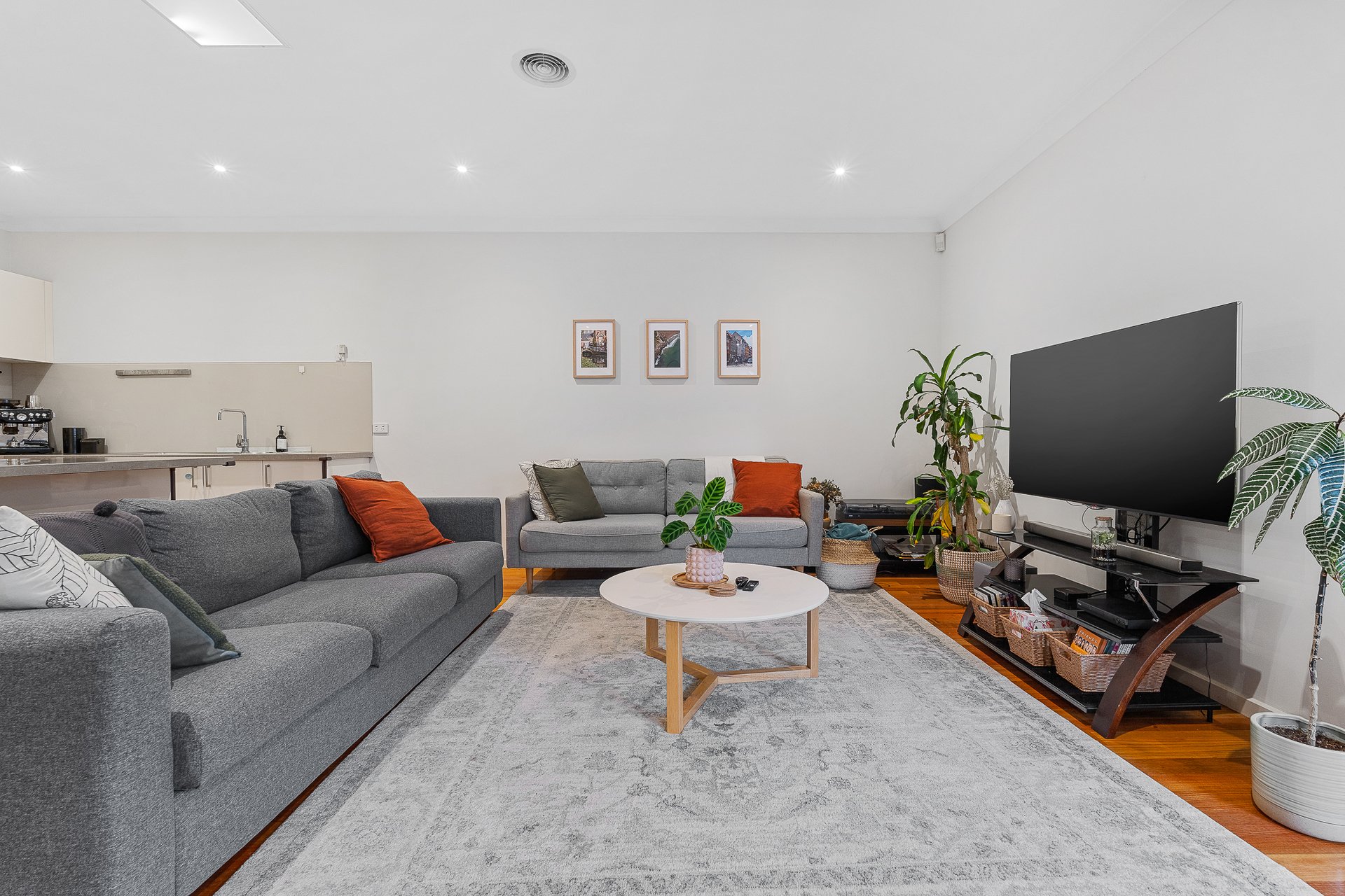 2/9 Valency Court, Mitcham image 4