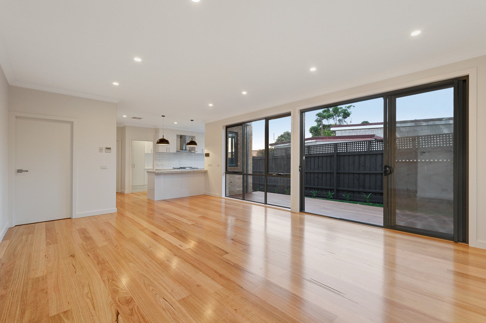 2/9 Wave Avenue, Mount Waverley image 2